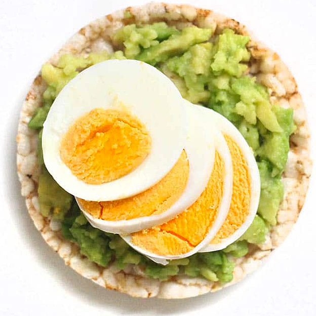 avocado egg rice cake